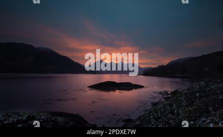 Ein wunderschöner Sonnenaufgang auf den fünf Schwestern des Kintail Mountain vom schottischen Loch Stockfoto