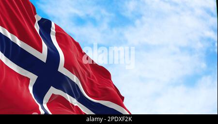 Die norwegische Nationalflagge winkt im Wind an klaren Tagen. Rotes Feld mit blauem Kreuz und weißer Umrandung. Rendern der 3D-Darstellung. Gewellte Textilien Stockfoto