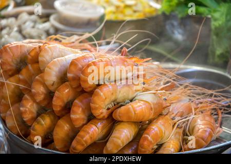 Köstliche gedünstete Garnelen oder Garnelen im Street Market Food Court in Bangkok Stockfoto