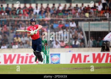 Jos Buttler schlägt beim Bangladesch-England 3. und dem Finalspiel T20I von drei Spielserien im Sher-e-Bangla National Cricket Stadium, Mirpur, Dhaka Stockfoto