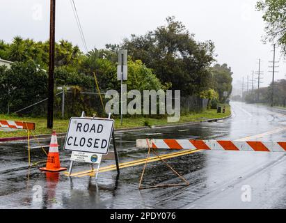 Santa Barbara, USA. 14. März 2023. Die Wintersturmbahn trifft Santa Barbara, CA, und die Zentralküste von Kalifornien mit Wind, Regen und Straßenflut am 14. März 2023. (Foto: Rod Rolle/Sipa USA) Guthaben: SIPA USA/Alamy Live News Stockfoto