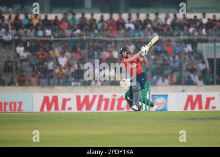 Jos Buttler schlägt beim Bangladesch-England 3. und dem Finalspiel T20I von drei Spielserien im Sher-e-Bangla National Cricket Stadium, Mirpur, Dhaka Stockfoto