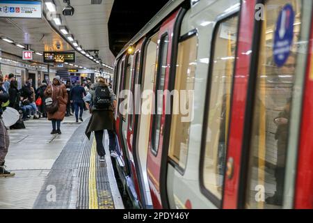 London, Großbritannien. 14. März 2023. Pendler nutzen die U-Bahn der Londoner U-Bahn. Kredit: SOPA Images Limited/Alamy Live News Stockfoto