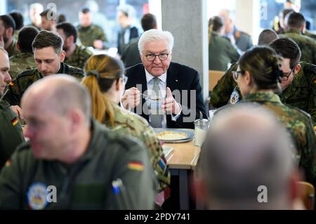 15. März 2023, Estland, Ämari: Deutscher Präsident Frank-Walter Steinmeier spricht während eines Mittagessens mit deutschen Soldaten, die auf dem estnischen Luftstützpunkt Ämari stationiert sind. Das Vereinigte Königreich und Deutschland überwachen gemeinsam den Luftraum der baltischen NATO-Mitglieder Estland, Lettland und Litauen im Rahmen der NATO Air Police Baltic Mission. Der deutsche Präsident Steinmeier ist auf einem zweitägigen Besuch in Estland. Foto: Bernd von Jutrczenka/dpa Stockfoto