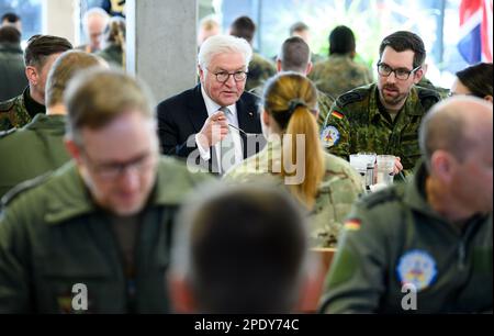 15. März 2023, Estland, Ämari: Deutscher Präsident Frank-Walter Steinmeier spricht während eines Mittagessens mit deutschen Soldaten, die auf dem estnischen Luftstützpunkt Ämari stationiert sind. Das Vereinigte Königreich und Deutschland überwachen gemeinsam den Luftraum der baltischen NATO-Mitglieder Estland, Lettland und Litauen im Rahmen der NATO Air Police Baltic Mission. Der deutsche Präsident Steinmeier ist auf einem zweitägigen Besuch in Estland. Foto: Bernd von Jutrczenka/dpa Stockfoto