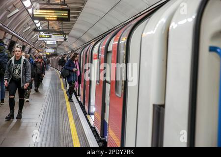 London, Großbritannien. 14. März 2023. Pendler nutzen die U-Bahn der Londoner U-Bahn. (Foto: Steve Taylor/SOPA Images/Sipa USA) Guthaben: SIPA USA/Alamy Live News Stockfoto