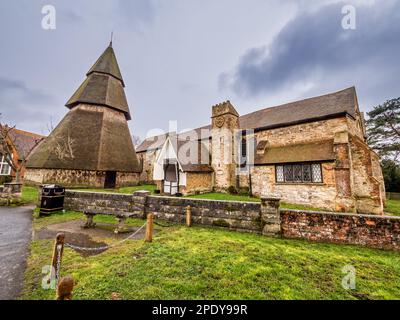 Das Bild zeigt die berühmte 15.-Cent-Kirche St. Augustines im Dorf Brookland in Kent. Die Kirche ist berühmt für ihren abgesetzten Achteck-Glockenturm Stockfoto