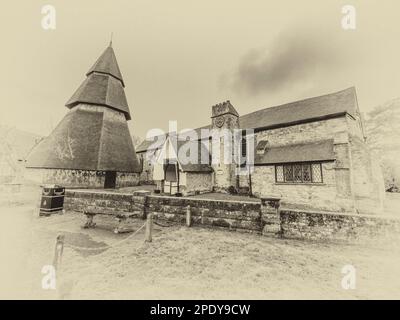 Das Bild zeigt die berühmte 15.-Cent-Kirche St. Augustines im Dorf Brookland in Kent. Die Kirche ist berühmt für ihren abgesetzten Achteck-Glockenturm Stockfoto