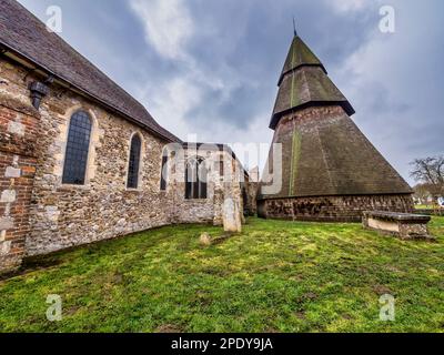 Das Bild zeigt die berühmte 15.-Cent-Kirche St. Augustines im Dorf Brookland in Kent. Die Kirche ist berühmt für ihren abgesetzten Achteck-Glockenturm Stockfoto