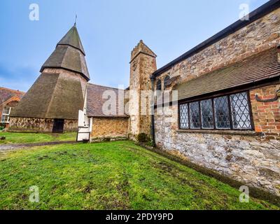 Das Bild zeigt die berühmte 15.-Cent-Kirche St. Augustines im Dorf Brookland in Kent. Die Kirche ist berühmt für ihren abgesetzten Achteck-Glockenturm Stockfoto