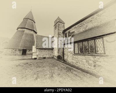 Das Bild zeigt die berühmte 15.-Cent-Kirche St. Augustines im Dorf Brookland in Kent. Die Kirche ist berühmt für ihren abgesetzten Achteck-Glockenturm Stockfoto