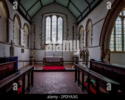 Das Bild zeigt die berühmte 15.-Cent-Kirche St. Augustines im Dorf Brookland in Kent. Die Kirche ist berühmt für ihren abgesetzten Achteck-Glockenturm Stockfoto