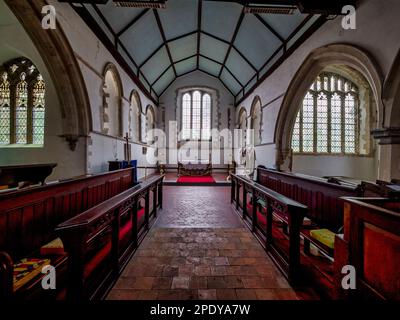 Das Bild zeigt die berühmte 15.-Cent-Kirche St. Augustines im Dorf Brookland in Kent. Die Kirche ist berühmt für ihren abgesetzten Achteck-Glockenturm Stockfoto