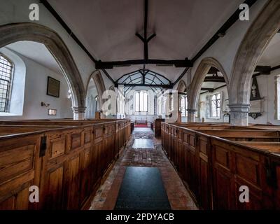 Das Bild zeigt die berühmte 15.-Cent-Kirche St. Augustines im Dorf Brookland in Kent. Die Kirche ist berühmt für ihren abgesetzten Achteck-Glockenturm Stockfoto