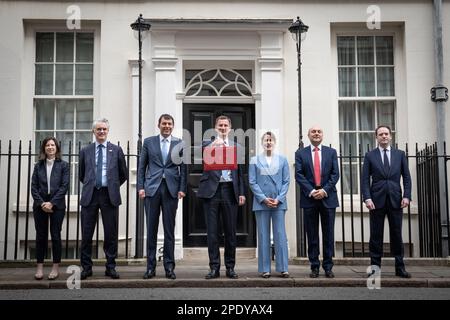 Der Schatzkanzler Jeremy Hunt verlässt die 11 Downing Street, London, mit seiner Ministerkiste und Mitgliedern seines Ministerialteams (von links nach rechts), Baroness Joanna Penn, James Cartlidge, John Glen, Victoria Atkins, Andrew Griffith und Gareth Davies, bevor er seinen Haushalt in den Houses of Parliament abgibt. Bilddatum: Mittwoch, 15. März 2023. Siehe Geschichte der PA, POLITIKBUDGET. Das Foto sollte lauten: Stefan Rousseau/PA Wire Stockfoto