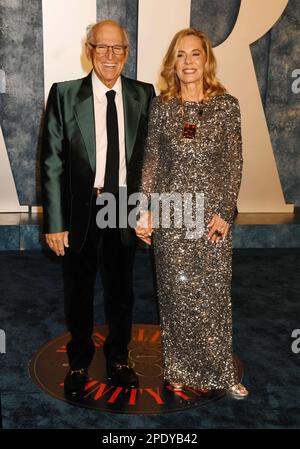 BEVERLY HILLS, KALIFORNIEN - 12. MÄRZ: (L-R) Jimmy Buffett und Jane Slagsvol nehmen am 12. März 2023 in Beverly Hills, Kalifornien, an der Vanity Fair Oscar Party 2023 Teil, die von Radhika Jones im Wallis Annenberg Center for the Performing Arts veranstaltet wird. Kredit: Jeffrey Mayer/JTMPhotos/MediaPunch Stockfoto