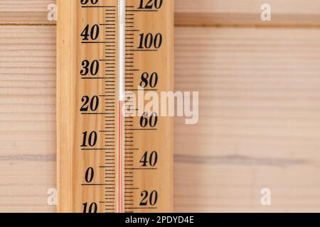 Nahaufnahme eines Alkoholthermometers im Haushalt, das eine angenehme Temperatur in Grad Celsius zeigt Stockfoto