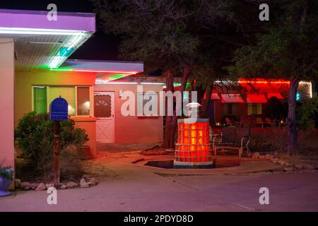 Blue Swallow Motel, Tucumcari, NM, USA. Mehrfarbiges Neonlicht am Gebäude Stockfoto