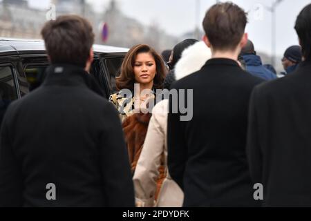 Zendaya besucht die Louis Vuitton Damenbekleidung Herbst 2023-2024 Show im Rahmen der Paris Fashion Week Stockfoto