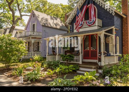 Martha's Vineyard, Ma. 8. Juli 2022: Charmante gotische Carpenter Cottages mit viktorianischem Stil, Lebkuchen verziert in Oak Bluffs auf Martha's Vineyard, Mas Stockfoto