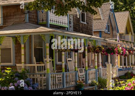 Martha's Vineyard, Ma. 8. Juli 2022: Charmante gotische Carpenter Cottages mit viktorianischem Stil, Lebkuchen verziert in Oak Bluffs auf Martha's Vineyard, Mas Stockfoto