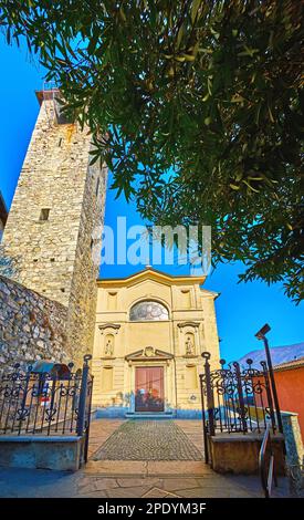 Die Fassade und der mittelalterliche Steinglockenturm der Kirche San Vigilio, Gandria, Tessin, Schweiz Stockfoto