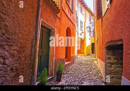 Typische Straßenlandschaft des mittelalterlichen Castello mit engen Gassen und dichten bunten Häusern, Valsolda, Italien Stockfoto