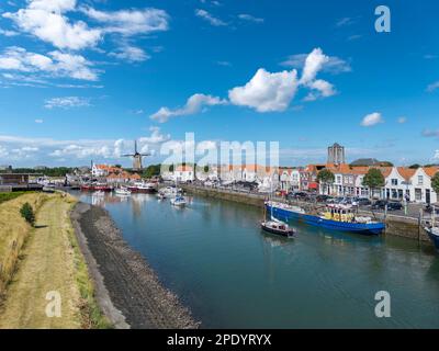 Luftaufnahme, Stadtbild am Quay Nieuwe Haven, im Hintergrund die Sint Lievensmonstertoren und die Windmühle Den Haas, Zierikzee, Zeeland, Niederlande Stockfoto