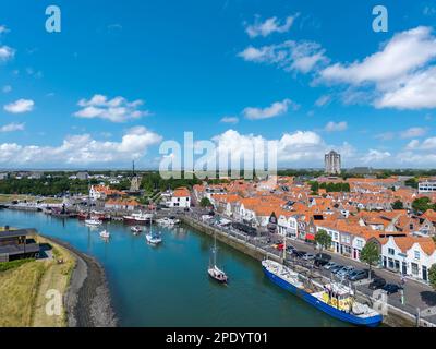 Luftaufnahme, Stadtbild am Quay Nieuwe Haven, im Hintergrund die Sint Lievensmonstertoren und die Windmühle Den Haas, Zierikzee, Zeeland, Niederlande Stockfoto