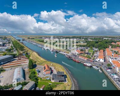 Luftblick, Blick über den West Harbour Deich und den Harbour Canal bis zur Nordseeküste, Zierikzee, Zeeland, Niederlande, Europa Stockfoto