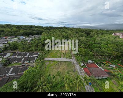 Ein Luftfoto mit einer Drohne, das Foto zeigt einen Abschnitt von Feldern rund um Yogyakarta, Indonesien Stockfoto
