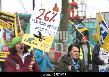 London, Großbritannien. 15. März 2023. Mitglieder der Public and Commercial Services Union (PCS) marschieren in Richtung Westminster Credit: MARTIN DALTON/Alamy Live News Stockfoto