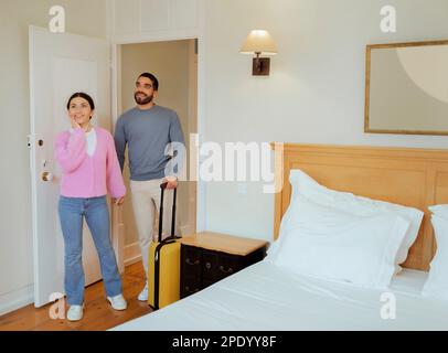 Touristen-Paar Betritt Das Hotelzimmer Mit Koffer Im Haus Stockfoto