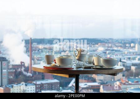 Café-Tisch mit Geschirr. Wir suchen Kellner. Wir stellen Kellner ein. Kellner gesucht. Jobs für Kellner. Stockfoto