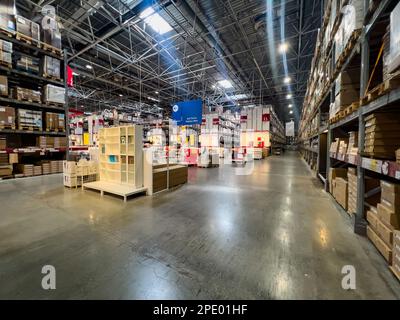 Istanbul Türkei - 01.18.2023; Ikea Istanbul Indoor, Palettenregale in einem Gang des Lagers von Ikea. In hohen Regalen werden lange Produktlinien gelagert Stockfoto