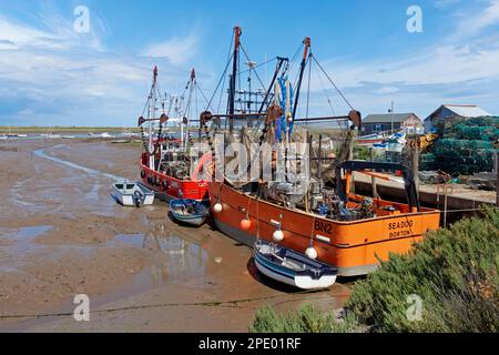 Die Baumkurren verlegten am Brancaster Staithe Quay, Norfolk, England. Stockfoto