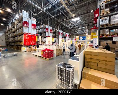 Istanbul Türkei – 01.18.2023; Palettenregale im Innenbereich in einem Gang des Lagers von Ikea. In hohen Regalen werden lange Produktlinien für den Versand gelagert. Stockfoto