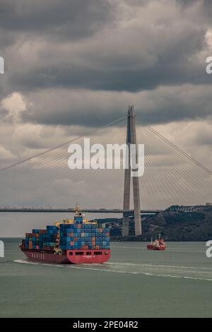 Zwei Vergnügungsboote, die in der Nähe einer Brücke im Meer festgemacht sind Stockfoto