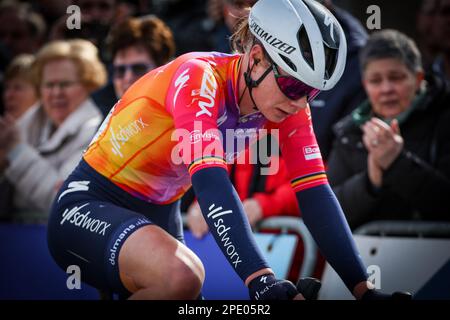 Nokere, Mittwoch, 15. März 2023. Belgische Lotte Kopecky von SD Worx überquert die Ziellinie und gewinnt das eintägige Radrennen „Nokere Koerse“, 129,1 km von Deinze nach Nokere, Mittwoch, 15. März 2023. BELGA FOTO DAVID PINTENS Stockfoto