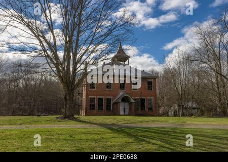 Chilhowie, Virgina, USA - 4. März 2023fd: Barrack High School Building, erbaut um die 1930er Jahre Sit ist verlassen und verfällt. Stockfoto