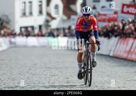 Nokere, Mittwoch, 15. März 2023. Belgische Lotte Kopecky von SD Worx überquert die Ziellinie und gewinnt das eintägige Radrennen „Nokere Koerse“, 129,1 km von Deinze nach Nokere, Mittwoch, 15. März 2023. BELGA FOTO DAVID PINTENS Stockfoto