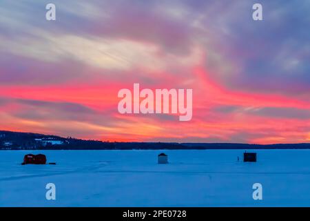 Eisangeln in der Munising Bay vor Sand Point in Pictured Rocks National Lakeshore, Upper Peninsula, Michigan, USA [Keine Veröffentlichungen; nur redaktionelle Lizenzierung Stockfoto