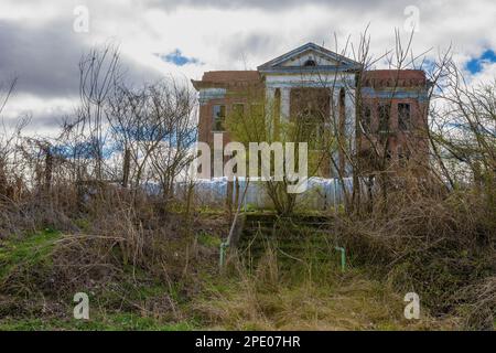 Lodi, Virginia, USA - 1. März 2023: Die Liberty Hall School, die von einer Landstraße aus gesehen wurde, 1915 erbaut und in den 1980er Jahren verlassen wurde, gehört nun einem Landwirt, der Stockfoto