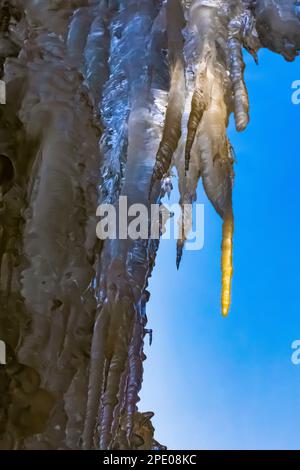 Details zur Eisformation No Boundaries, die von Eiskletterern im Pictured Rocks National Lakeshore bei Munising, Obere Halbinsel, Michigan, USA, verwendet wird Stockfoto