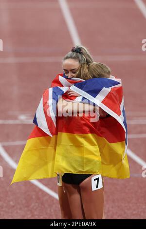 Konstanze KLOSTERHALFEN und Eilish MCCOLGAN begrüßen nach dem Finale 10000m bei der europäischen Leichtathletikmeisterschaft 2022 Stockfoto