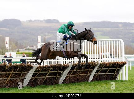 Impaire et Passe, geritten von Jockey Paul Townend, auf dem Weg, die Hürde der Ballymore Novice am zweiten Tag des Cheltenham Festivals auf der Cheltenham Rennbahn zu gewinnen. Bilddatum: Mittwoch, 15. März 2023. Stockfoto