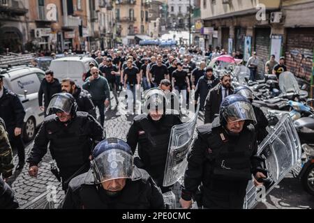 Neapel, Italien. 15. März 2023. Fußball: Champions League, SSC Napoli - Eintracht Frankfurt, K.O.-Runde, 16. Runde, zweite Etappe. Die italienische Polizei begleitete die Fans von Eintracht Frankfurt durch das Stadtzentrum. Kredit: Oliver Weiken/dpa/Alamy Live News Stockfoto