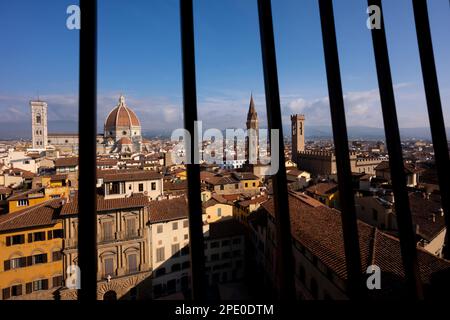 Die Kathedrale von Florenz und der Giotto-Turm aus Sicht des Rathausturms, Palazzo Vecchio in Florenz, Italien Stockfoto