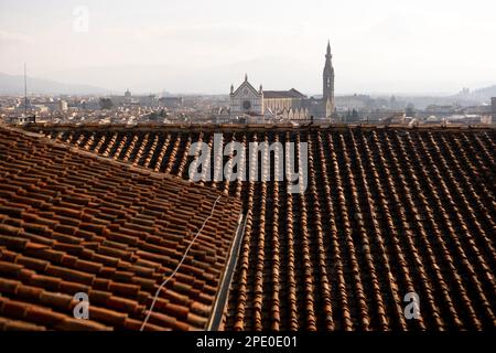 Blick vom Pazzo Vecchio Turm über die Kirche Santa Croce in Florenz Stockfoto