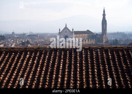 Blick vom Pazzo Vecchio Turm über die Kirche Santa Croce in Florenz Stockfoto